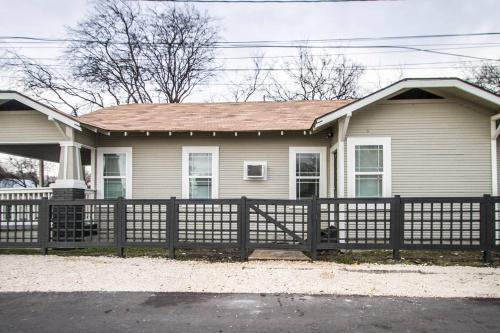 Hackberry St #B Renovated 2BR Near Downtown SA in San Antonio, USA