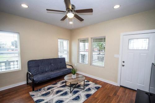 Hackberry St #B Renovated 2BR Near Downtown SA in San Antonio, USA