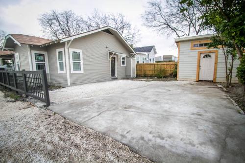 Hackberry St #A Renovated 2BR/2BA Near Downtown in San Antonio, USA