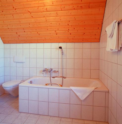 Hotel - Gasthof Spessarttor & Hotel Bergwiesen - Zimmer mit Balkon 8.5km von Neuendorf entfernt