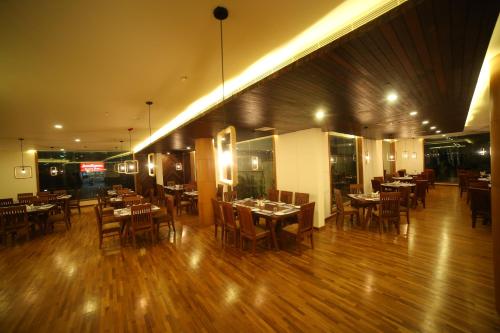 Ételek és italok, Woodies Bleisure Hotel in Chalappuram