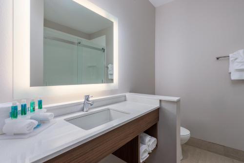 Holiday Inn Express and Suites Edwardsville, an IHG Hotel in Edwardsville, USA