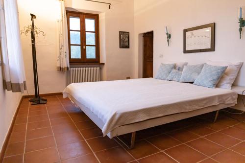 1 queen bed, 2 twin beds