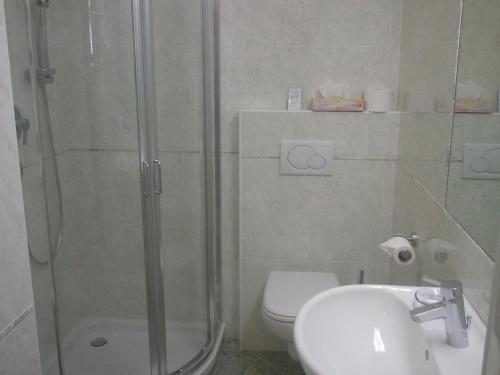 Hotel Lux - image 12