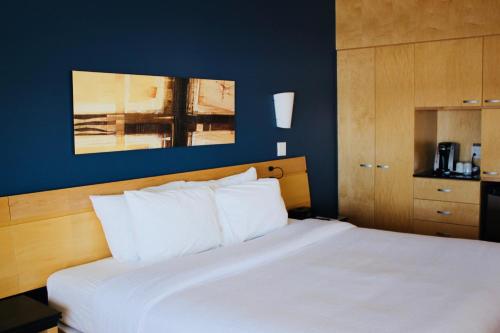 Le Dauphin St-Hyacinthe Set in a prime location of Saint-Hyacinthe (QC), Le Dauphin St-Hyacinthe puts everything the city has to offer just outside your doorstep. The hotel has everything you need for a comfortable stay. 24-