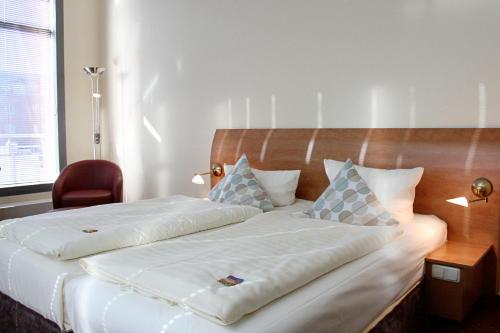 Hotel Mercator Itzehoe-Klosterforst Stop at Mercure Hotel Itzehoe Klosterforst to discover the wonders of Itzehoe. Featuring a satisfying list of amenities, guests will find their stay at the property a comfortable one. All the necessar