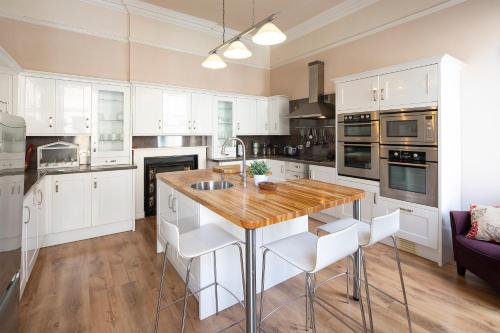 Stunning Spacious Central Apartment near Parade Gardens, Bath