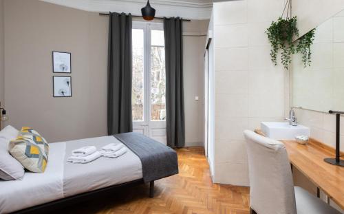Jardinets Guest House - image 5