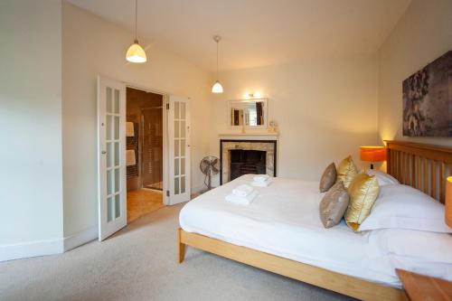 Stunning Spacious Central Apartment near Parade Gardens