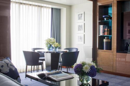 Four Seasons Hotel London at Park Lane - image 2