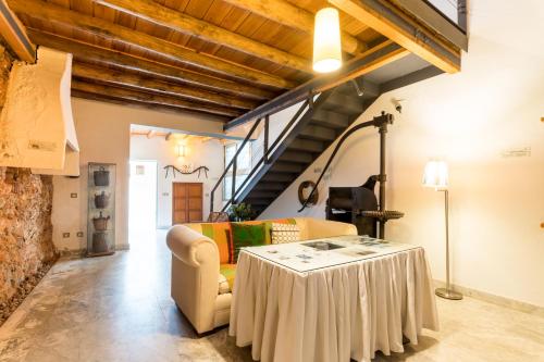 Antigua Panaderia de Valdelarco, chimenea con horno 2 Hab 4 pers mas 2 max in Valdelarco