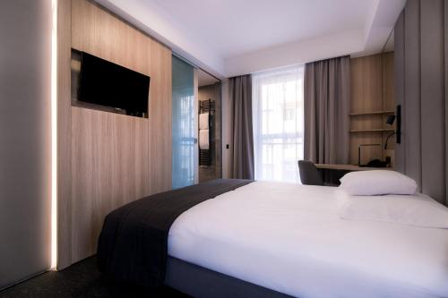 Bulvar Hotel - image 2