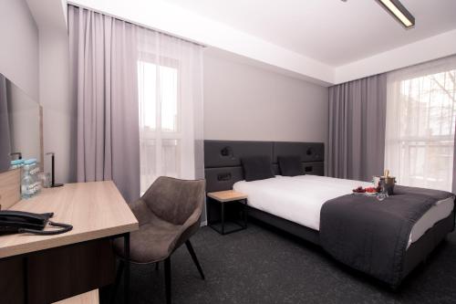 Bulvar Hotel - image 7