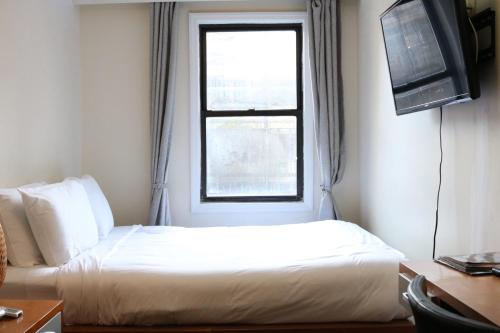1 queen bed