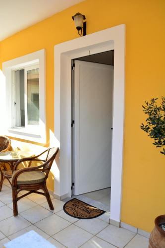 Raph's Studios-Apts By The Sea 3