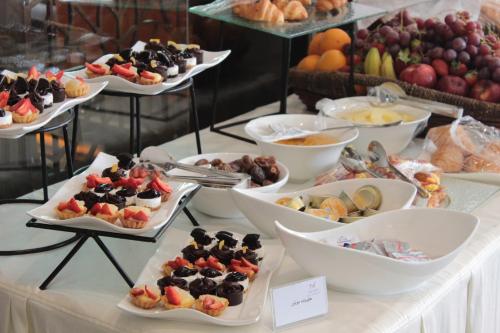 طعام و مشروبات, فندق مونور (Meneur Hotel) in عمان الغربية