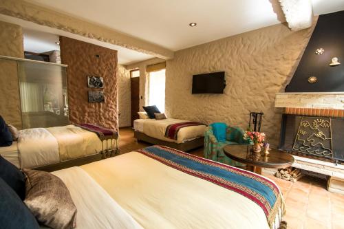 2 double beds, 1 twin bed