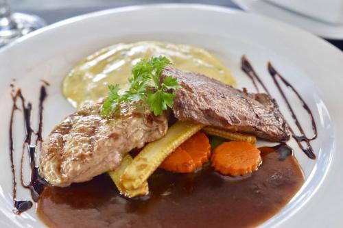 Essen und Erfrischungen, Harrys Hotel, Bar & Restaurant in Pattaya