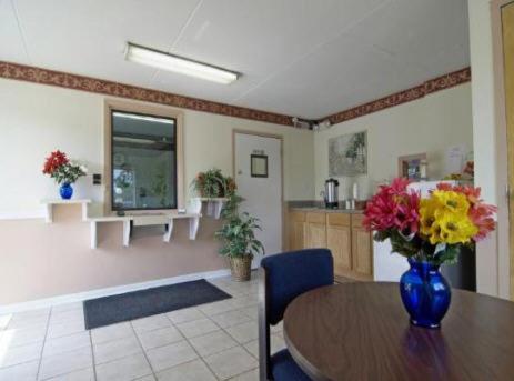 Budget Inn Charlotte - image 3