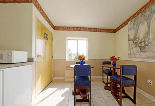 Budget Inn Charlotte - image 4