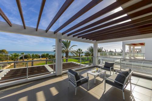 Faros BeachFront Villa - image 4