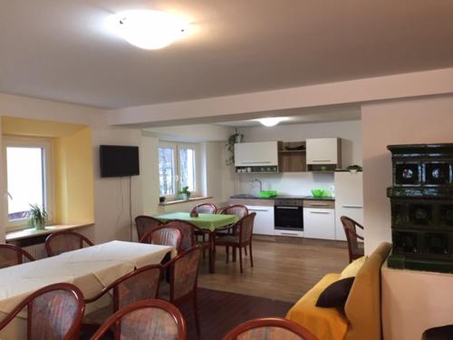 共用Lounge/電視區, 尼卡青年旅舍 (Youth Hostel Nika) in 克朗傑斯卡哥拉