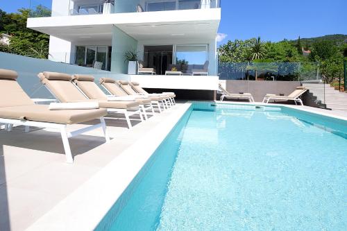 New apartment with swimming pool near the beach
