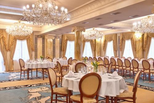 อาหารและเครื่องดื่ม, โรงแรมโครอนนี (Hotel Koronny) in ซามอสค์