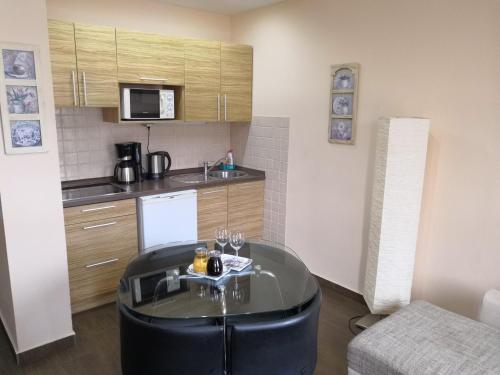 Kitchen, Nyirfa Apartmanhaz in Pentekfalu
