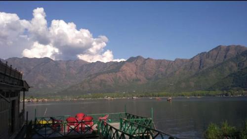 Houseboat peer palace front line dal lake