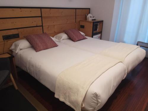 Deluxe Double or Twin Room image 4