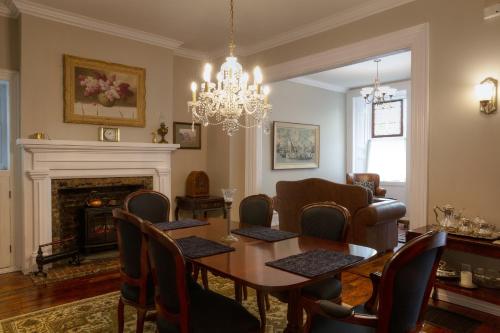 Sir Isaac Brock B&B Luxury Suites