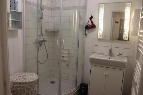 Villa des sables avec 1 studio pour 2 personnes pouvant être complété par une chambre avec sa salle de bain et WC si 4 personnes