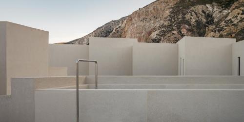 181034605 Milos Cove
