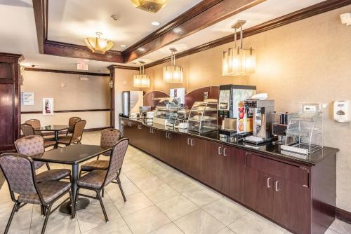 Red Lion Inn and Suites Mineral Wells - 식음료(F&B)