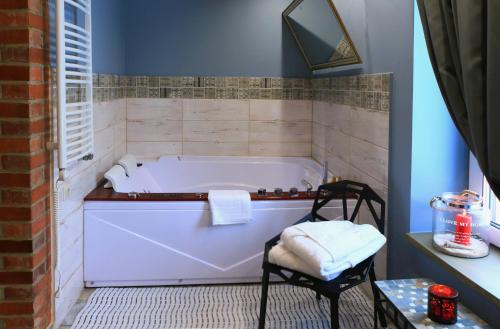 Fürdőszoba, Amber House su sūkurine vonia (Amber House su sukurine vonia) in Egyéb