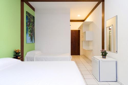 1 queen bed, 2 twin beds
