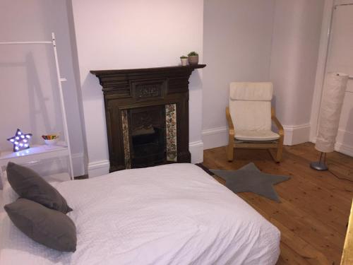 Park View - Spacious Double 5 Min To Central Line, , London