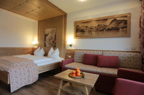 1 queen bed, 1 sofa bed