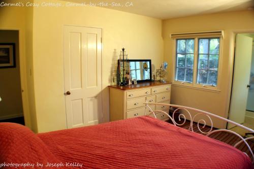 Charming Carmel Cottage Walk to Carmel by the Sea Restaurants Shops Golf - image 2