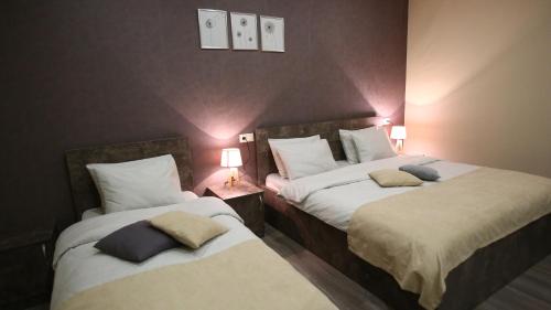 1 king bed, 1 twin bed, 1 sofa bed