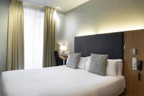 1 double bed, 2 twin beds