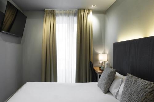 Double Room image 6