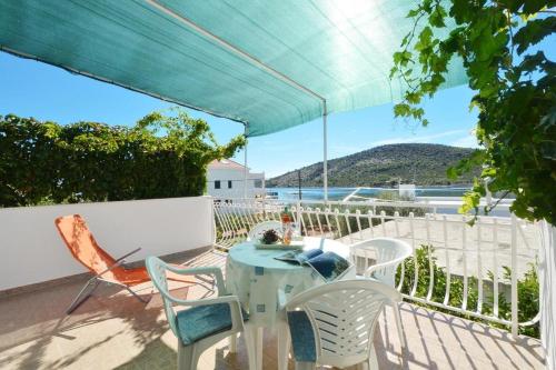  Apartment in Vinišce with Seaview, Balcony, Air condition, WIFI (4398-3), Pension in Vinišće