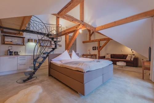 1 queen bed, 2 twin beds