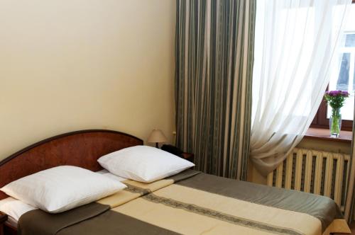 Standard Double Room image 5