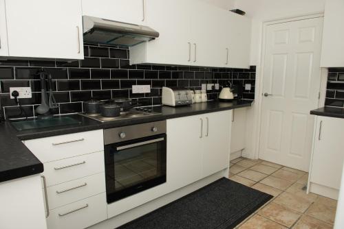 Arma Short Stays 122 - Spacious 3 Bed Oxford House Sleeps 5 - Free Private Parking And Garden - image 13