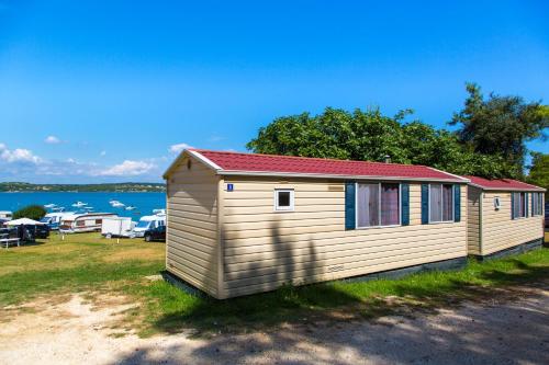 Arena Tasalera Mobile Homes – Premantura, IA