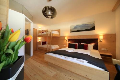 3 bedrooms, 7 beds