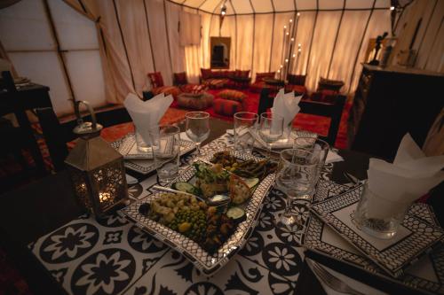 Ételek és italok, Tiziri Camp in Takojt